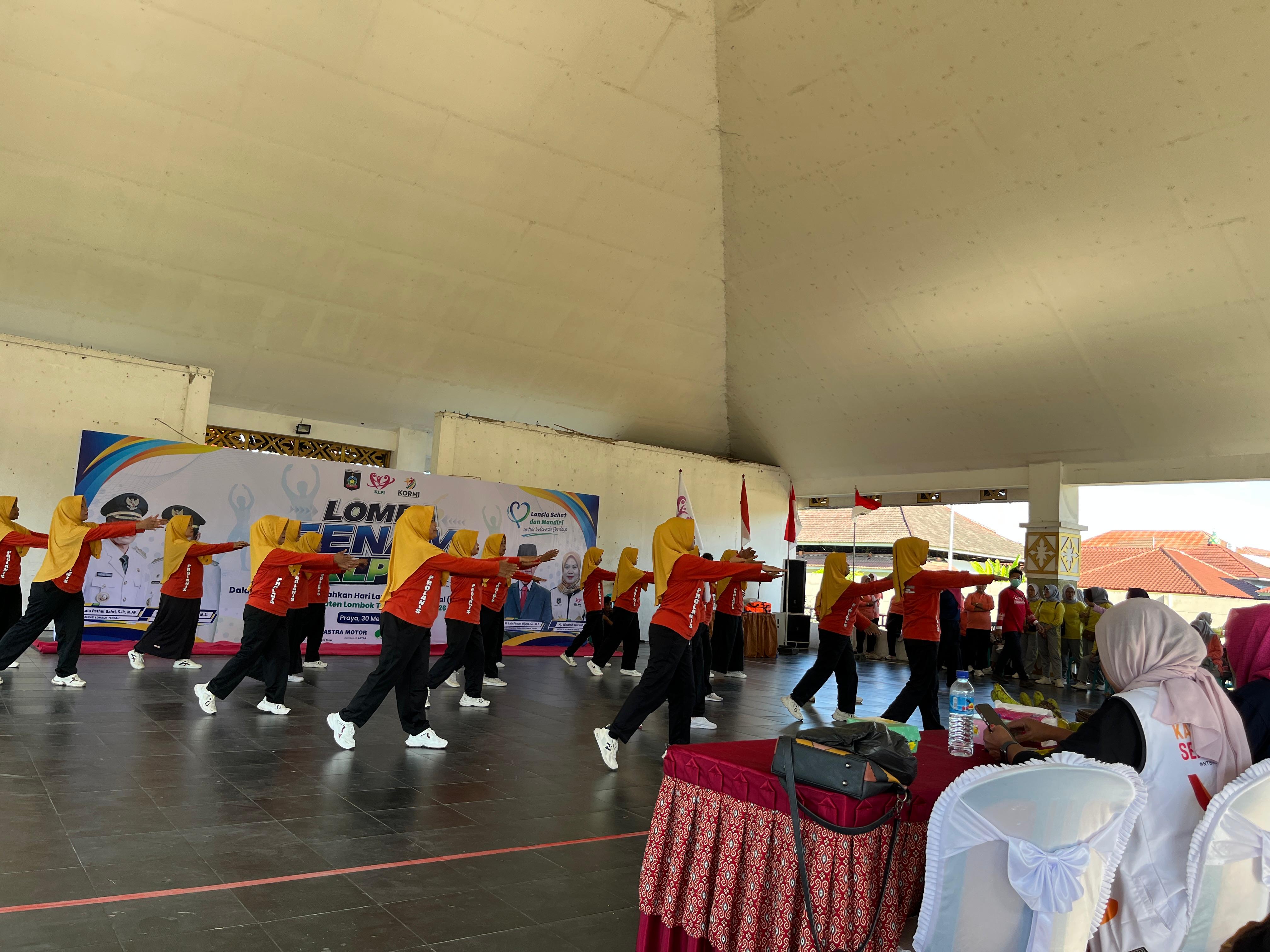 PUSKESMAS AIKMUAL TURUT MERIAHKAN PERINGATAN HARI LANSIA NASIONAL KE-30 DAN HARI HIPERTENSI SEDUNIA TINGKAT KABUPATEN LOMBOK TENGAH