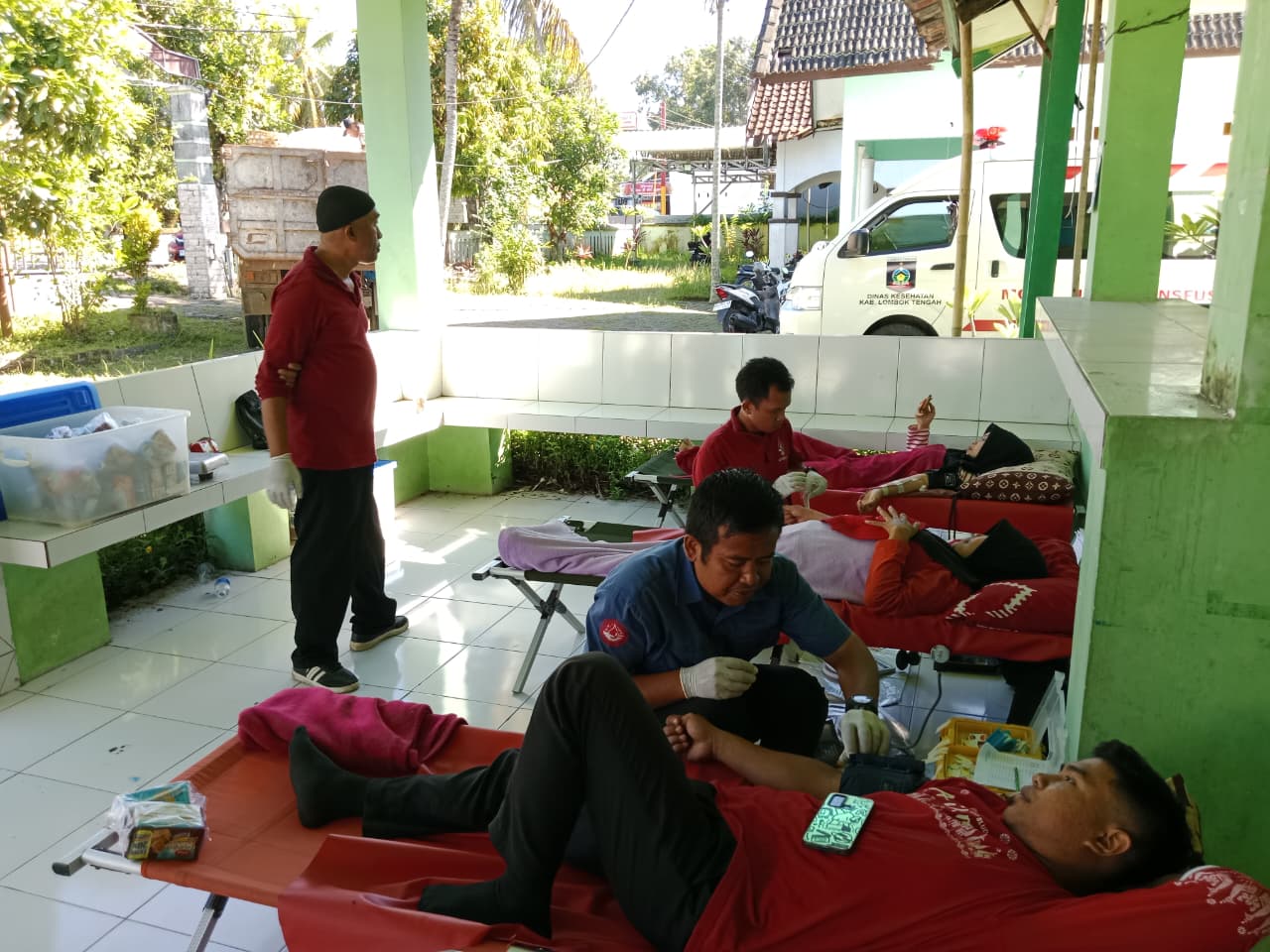 Kegiatan donor darah yang diselenggarakan oleh Puskesmas Aikmual bekerja sama dengan LAB KES Dinas Kesehatan Kabupaten Lombok Tengah
